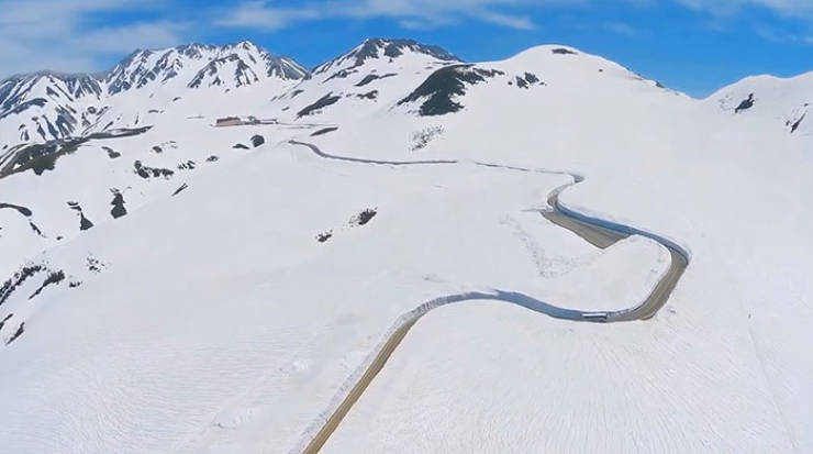 The season when the otherworldly mountain passage is open lasts only a few months.Curious travelers can visit the sight for a very limited time only. In 2019, the snow corridor is open to pedestrians from April 15 to June 22.