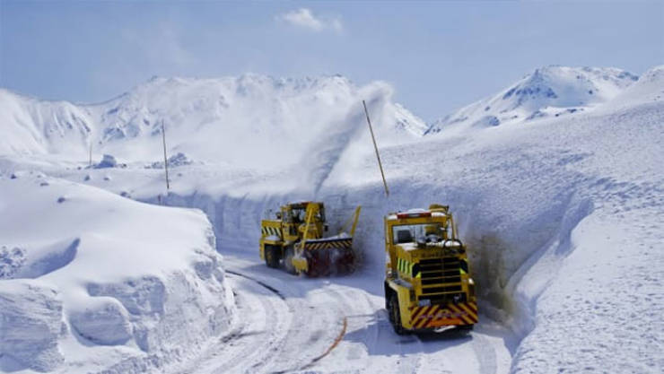 .An average round-trip ticket price for an adult costs around $40.In order to prepare this road for visitors, the Japanese use special snowplow trucks that are created precisely for this location.