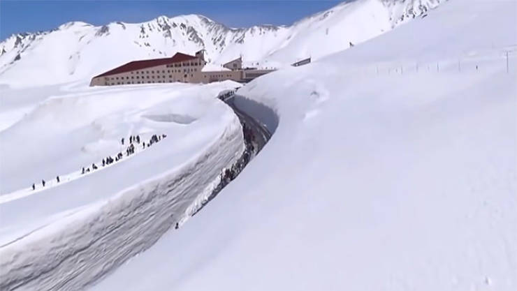 Gigantic Japanese Snow Corridor Looks Like Something From A Fantasy Story