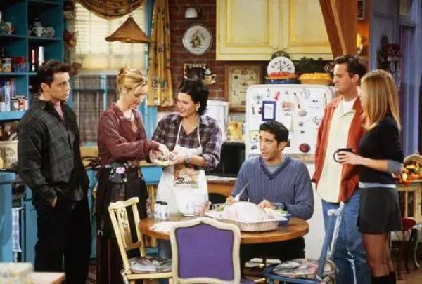 Lisa Kudrow (Friends) Phoebe ended up with the cookie clock that decorated Monica’s apartment. It was actually a gift from Matt LeBlanc, who apparently took a lot of stuff