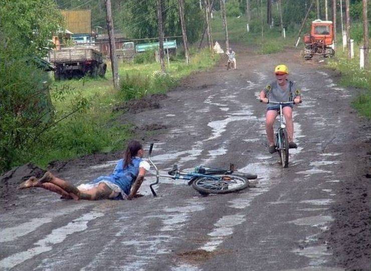 fall from bike into mud