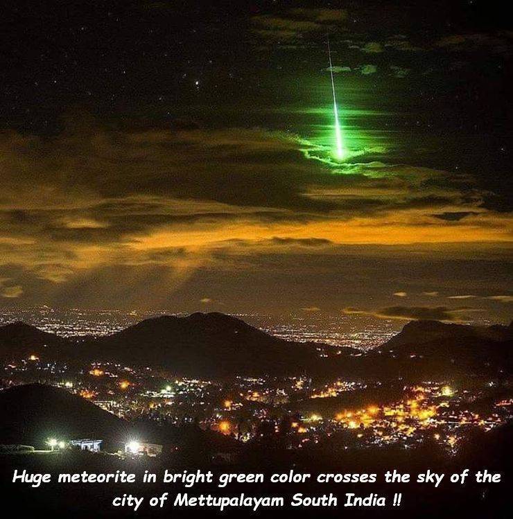 random pics - national geographic s top - Huge meteorite in bright green color crosses the sky of the city of Mettupalayam South India !!