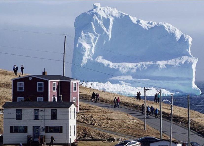 fascinating photos - iceberg floating canada