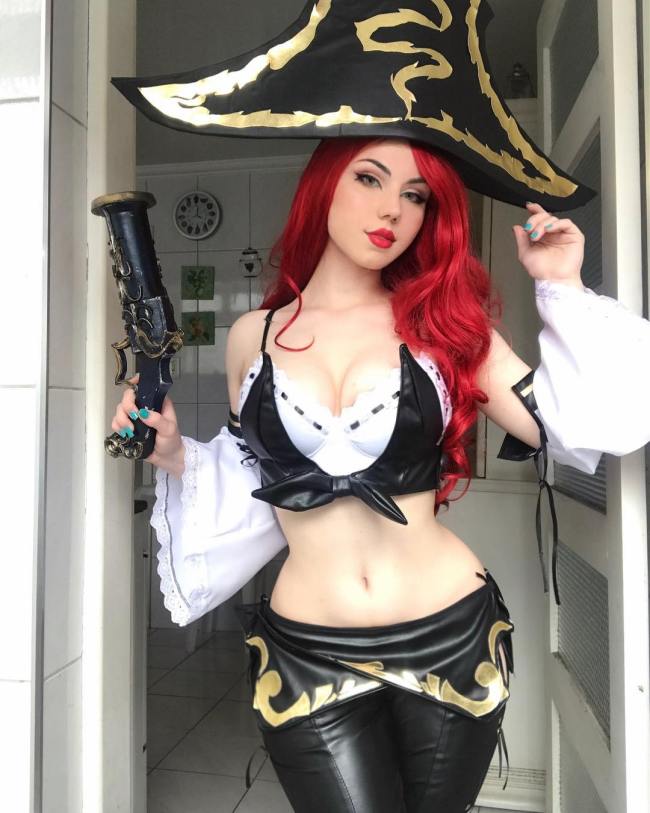 attractive cosplayer miss fortune cosplay