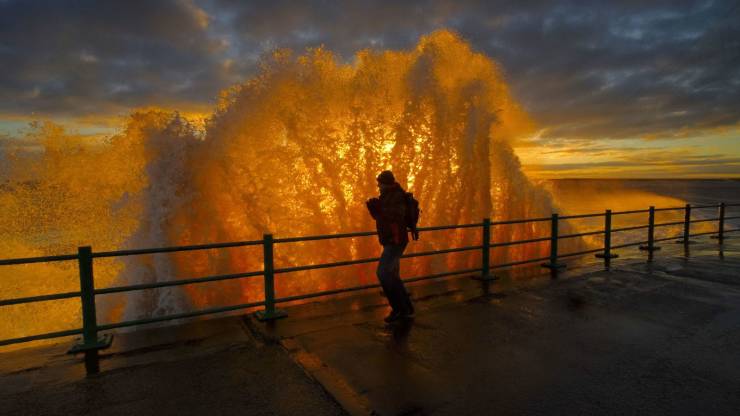 john alderson sunrise through the wave