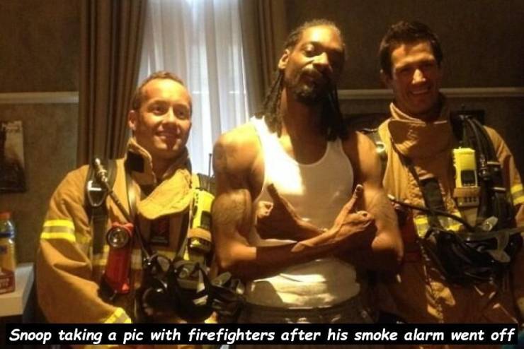snoop dogg firefighters - Snoop taking a pic with firefighters after his smoke alarm went off
