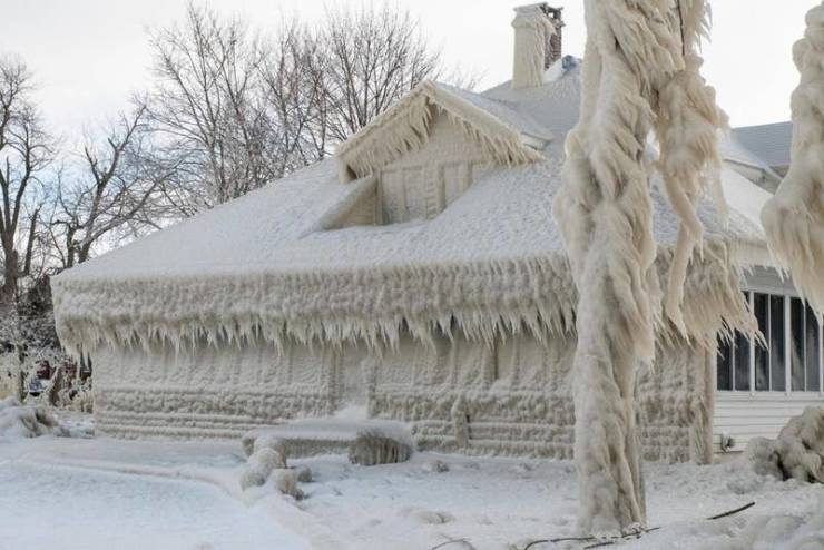 lake erie house covered in ice