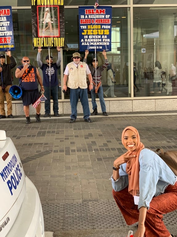 muslim woman poses in front of protesters - Ii Mutlulukuu Mad Lar Pret Ber Esting Islam Is A Religion Of Blood Olmurder! The Blood From Jesus 15 Given As A Ransom For All Mankind Jor Istal Vesus