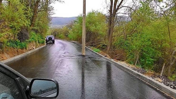 wtf pics - electricity in the middle of the road
