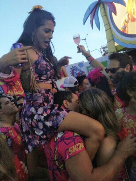 brazil carnival kissing - Sk