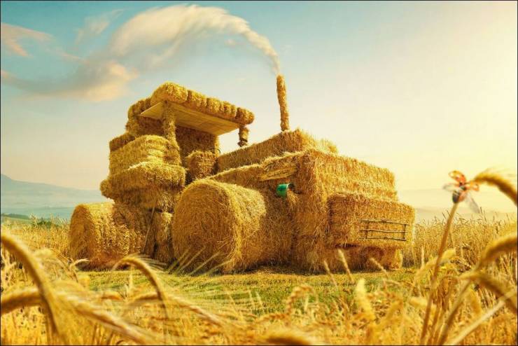 funny pics - tractor made of hay bales