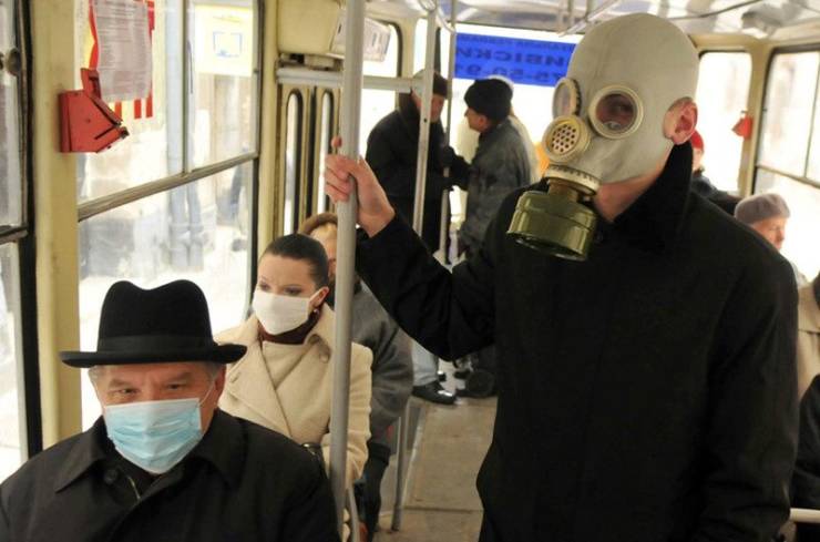 funny pics - guy wearing gas mask on subway