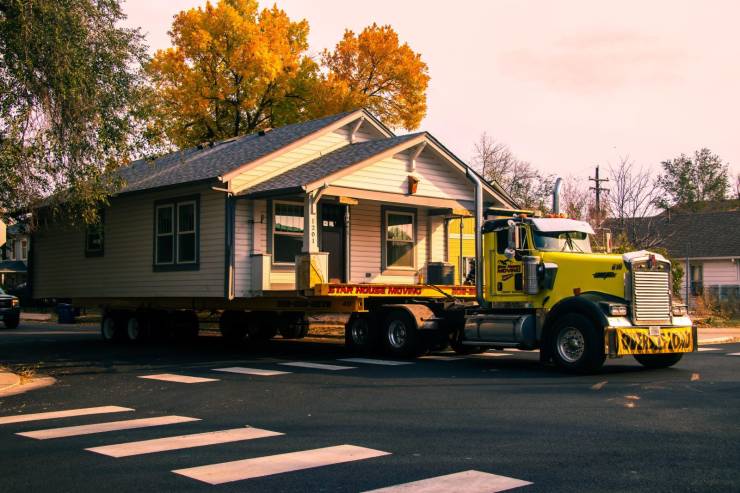 funny pics - house sitting on top of a truck