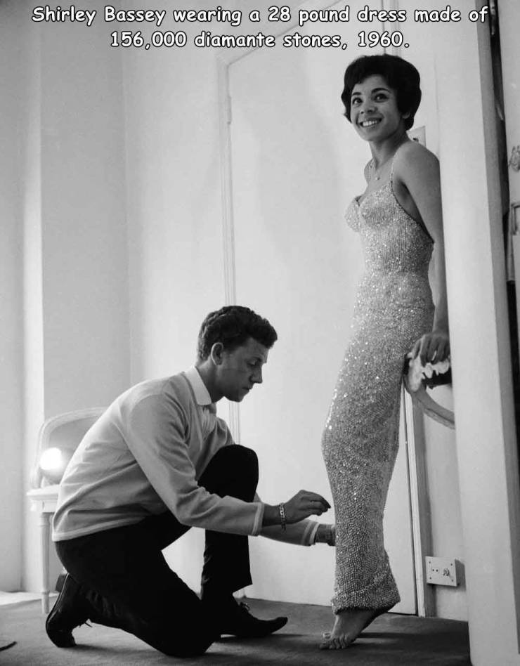 shirley bassey 1960 - Shirley Bassey wearing a 28 pound dress made of 156.000 diamante stones, 1960.