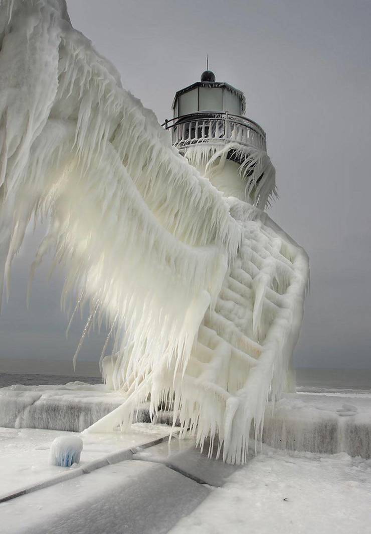 lake michigan frozen lighthouse