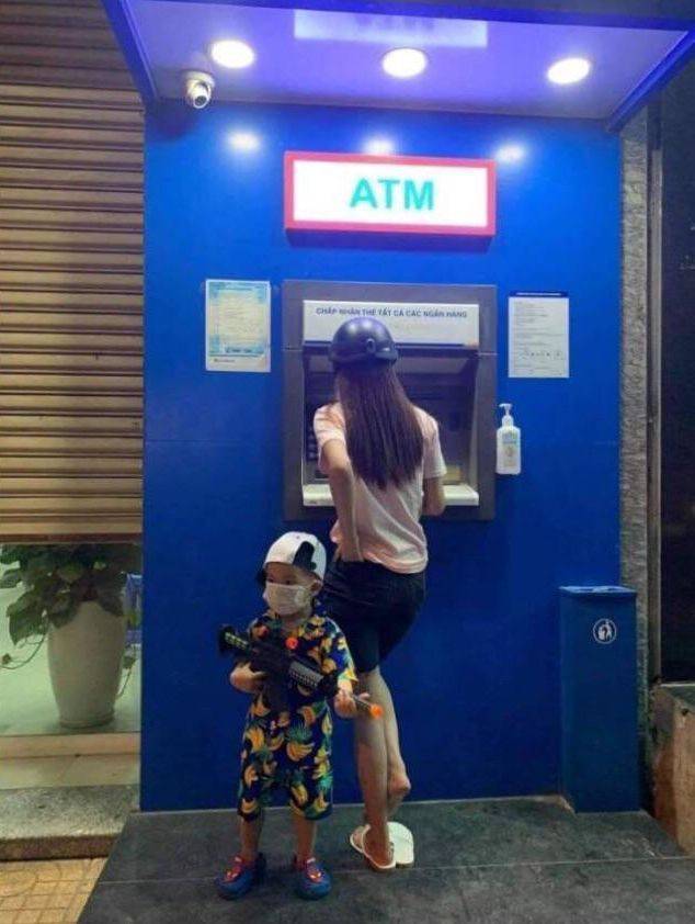 funny random pics - majorelle blue - Atm Calacang