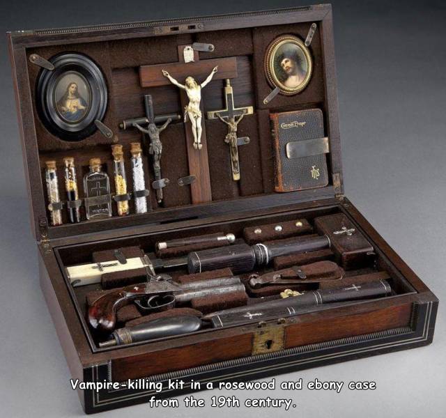 vampire hunting kit - G Vampirekilling kit in a rosewood and ebony case from the 19th century.