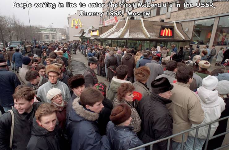 random pics - first mcdonalds in the ussr - People waiting in line to enter the first MeDonald's in the Ussr. . Moscow A