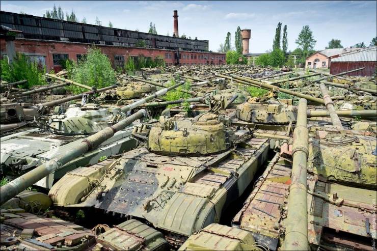 funny memes and pics - abandoned soviet tanks