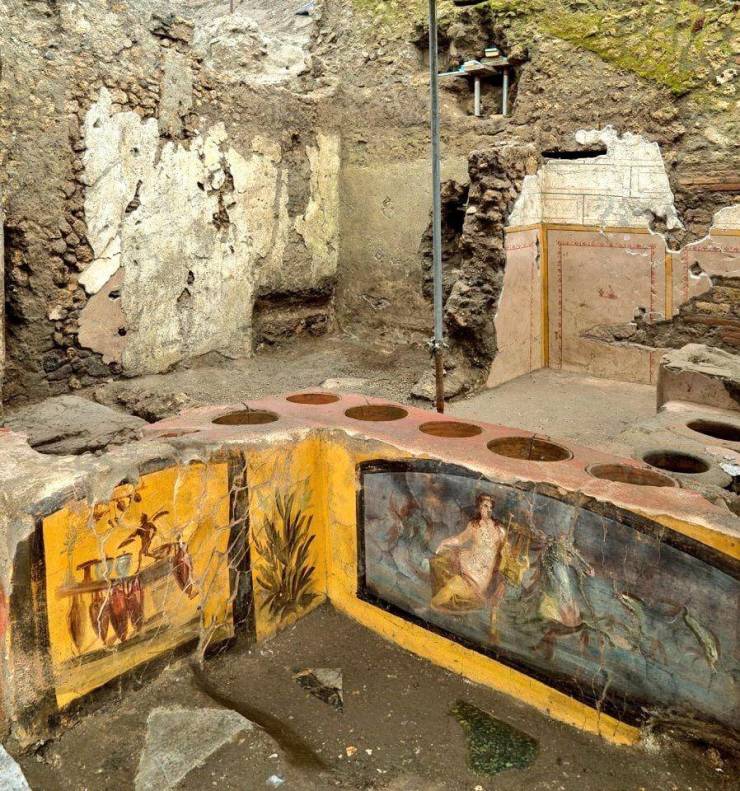 An extraordinary discovery in Pompeii - an untouched "street food" shop with "food in pots