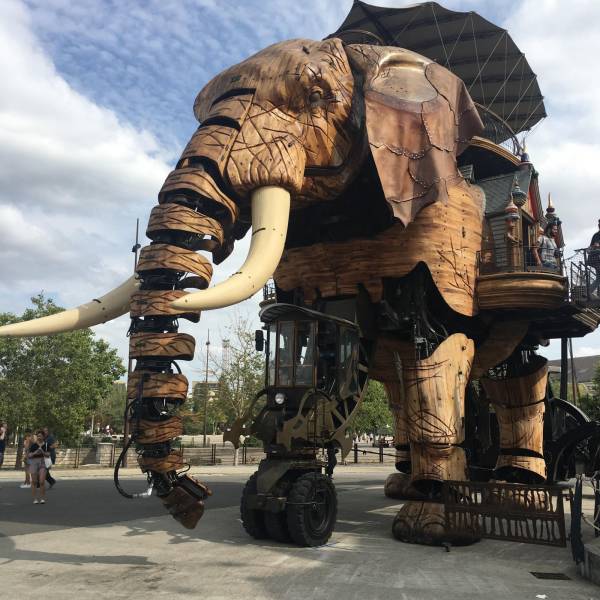 cool pics - elephants and mammoths wooden statue