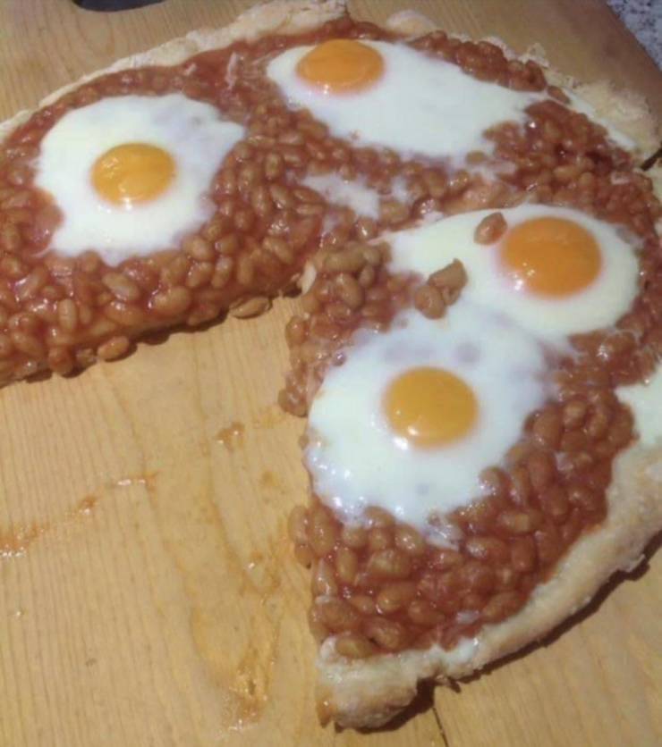 baked beans and egg pizza