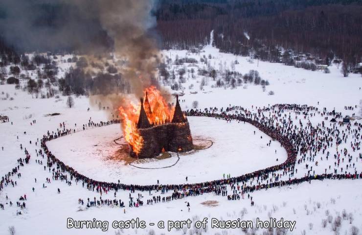 cool pics and random photos - les Burning castle a part of Russian holiday .