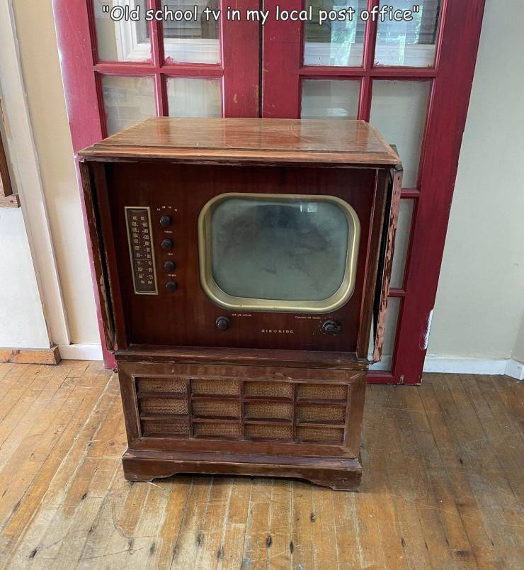 onenote - "Old school tv in my local post office Cccc 9. S Inw Birrero