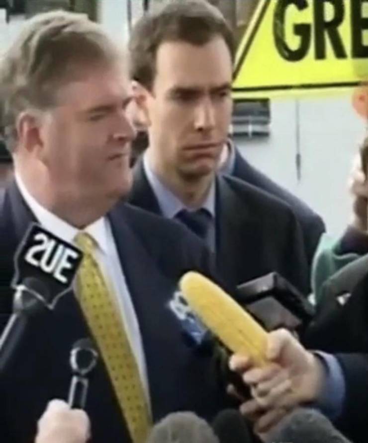 reporter with corn as microphone - Gre 2UE