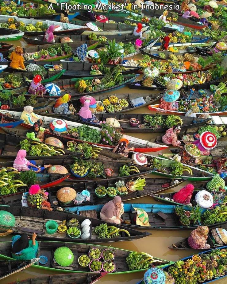 floating market colorful - A "Floating Market" in Indonesia Wr Pasar Cra A