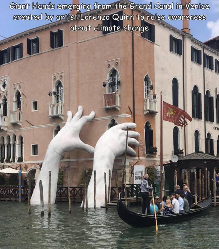 ca' sagredo hotel - Giant Hands emerging from the Grand Canal in Venice created by artist Lorenzo Quinn to raise awareness about climate change Ces Suppo