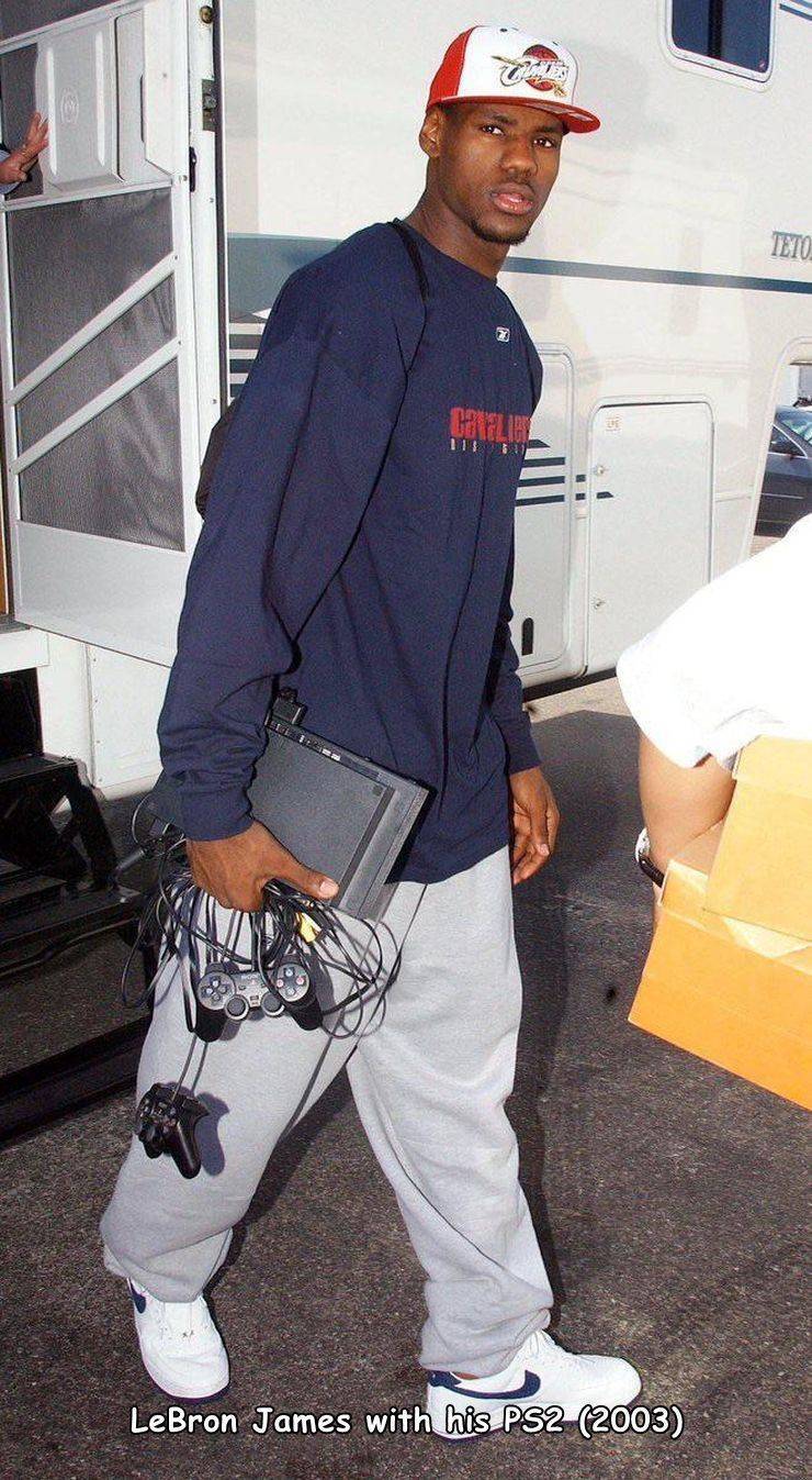 lebron james playstation 2 - Teto Deelne 111 LeBron James with his PS2 2003