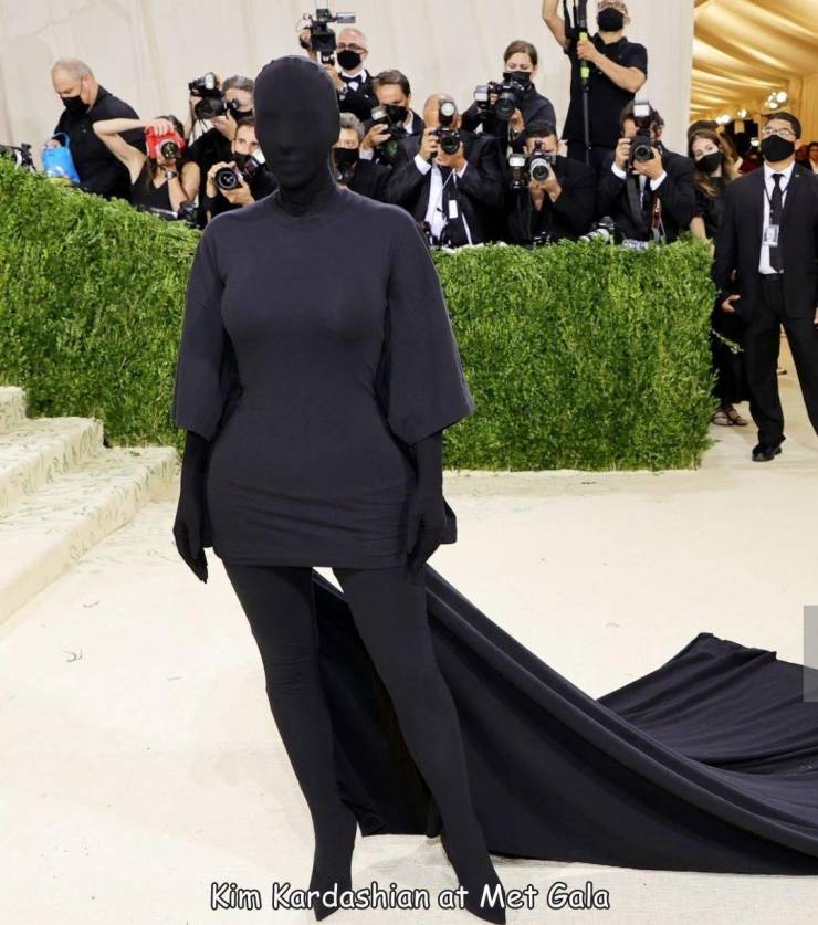 funny photos - fashion model - Kim Kardashian at Met Gala