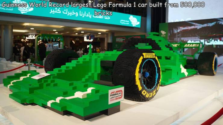 cool and funny pics - Formula One car - Guinness World Record largest Lego Formula 1 car built from 500,000 Bricks Arabia