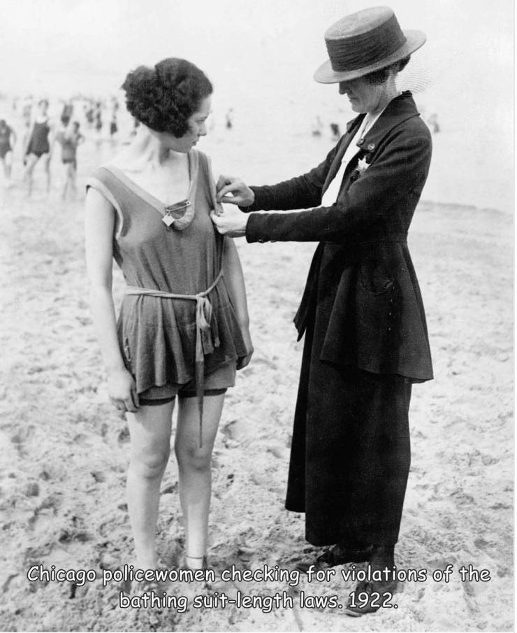 cool and funny pics - old fashioned bathing suits - Chicago policewomen checking for violations of the sbathing suitlength laws. 1922.