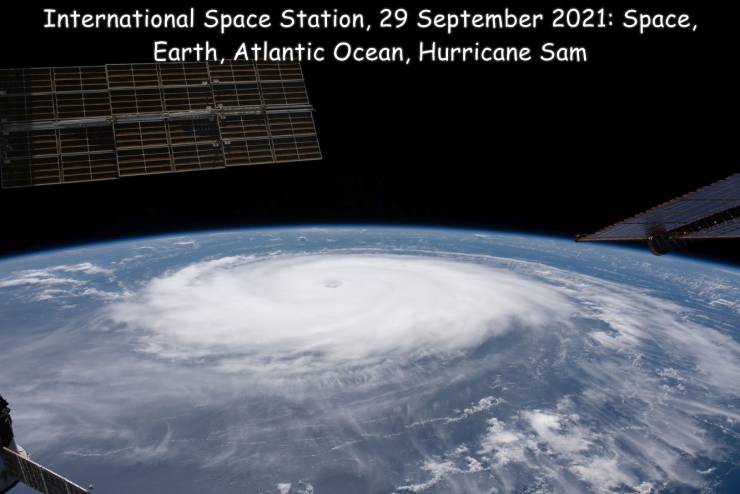 awesome images - cool photos - krijtbord - International Space Station, Space, Earth, Atlantic Ocean, Hurricane Sam