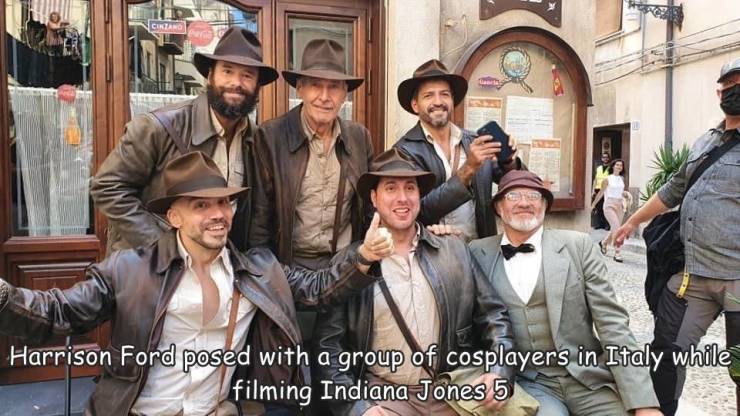 Cintano 10 Harrison Ford posed with a group of cosplayers in Italy while filming Indiana Jones 5