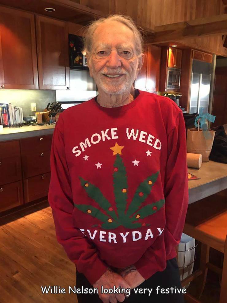 willie nelson snoop dogg sweater - Weed Smoke "Veryday Willie Nelson looking very festive