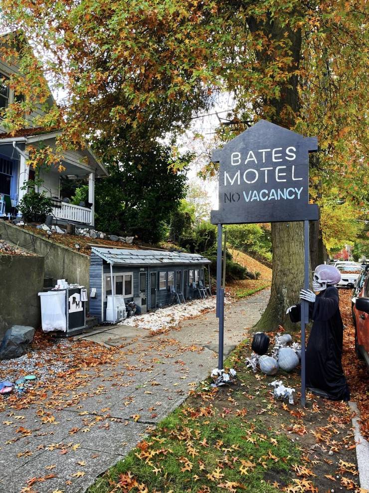 fun randoms - cool stuff - tree - Bates Motel No Vacancy
