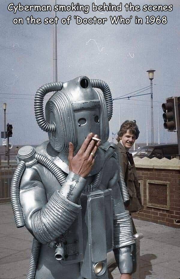 cool and interesting random pics -  cybermen 1968 - Cyberman smoking behind the scenes on the set of 'Doctor Who in 1968