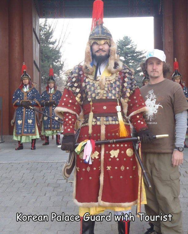 cool and interesting random pics -  tradition - Wir Vorld Kunne Korean Palace Guard with Tourist