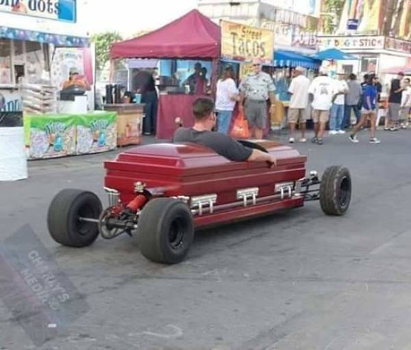 funny photos - casket vehicle at the fair - cots Street US3120 Media Chary'S