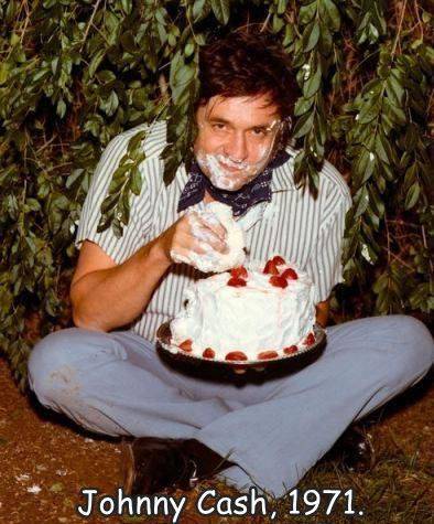 funny photos - johnny cash eating cake in a bush - Johnny Cash, 1971.