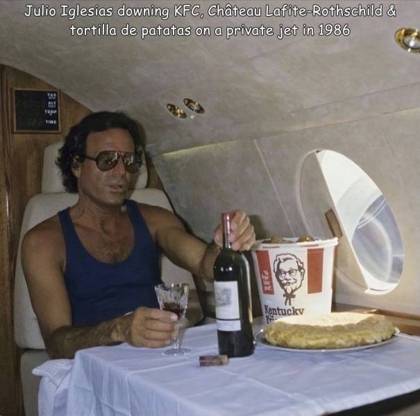 funny photos - julio iglesias kfc - Julio Iglesias downing Kfc, Chteau LafiteRothschild & tortilla de patatas on a private jet in 1986 Vas Alt 14SP Te T Kentucky