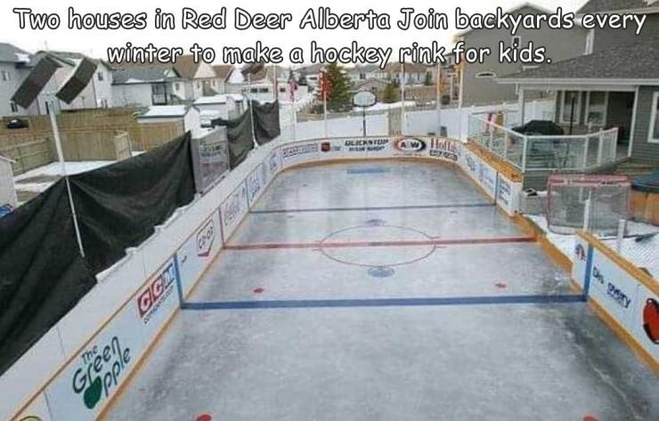 funny photos - extreme backyard - Two houses in Red Deer Alberta Join backyards every winter to make a hockey rink for kids. Glistup 23 Cicz 9433 The adde Geen