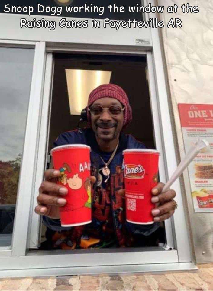 funny photos - coca cola - Snoop Dogg working the window at the Raising Canes in Fayetteville Ar One Aal anes Care