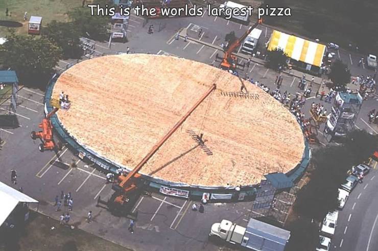 fun randoms - cool pics - largest pizza ever made - This is the worlds largest pizza 23 1 kiiit88 55 R