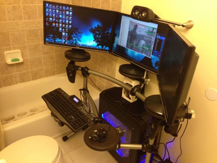 cool photos - fun pics - computer in bathroom