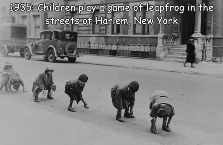 fun randoms - colin ward the child in the city - 1935 Children play a game of leapfrog in the streets of Harlem, New York Ff Yari