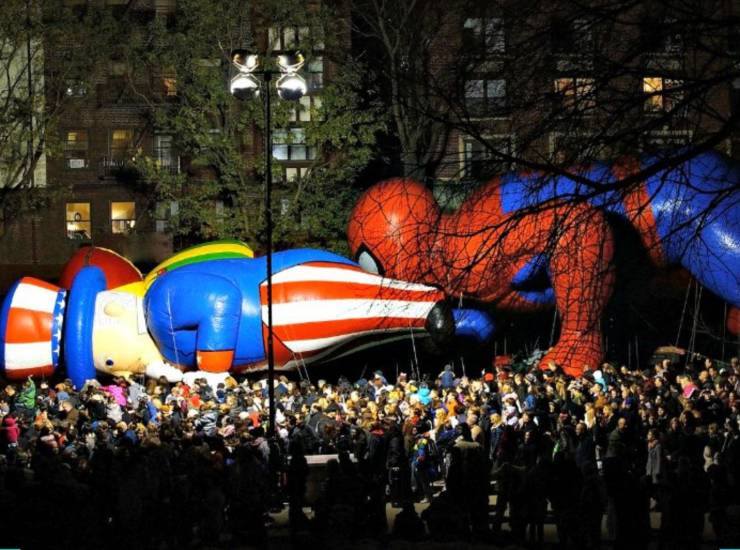 fun randoms - spiderman balloon parade